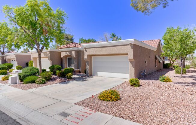 Bright & Welcoming 2 Bed Retreat in Sun City Summerlin