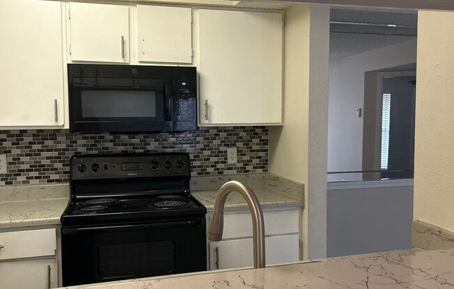 1 bed, 1 bath, $1,318, Unit 825
