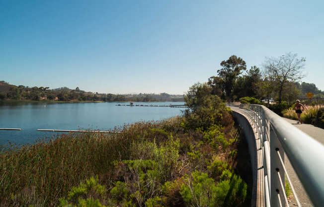 Walk along Lake Miramar