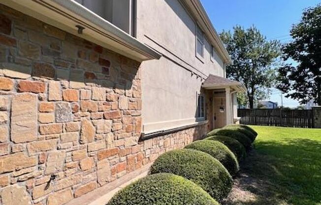 Luxury Living in North Austin / Condominium / Gated Community / 3 bedrooms / 2 car garage