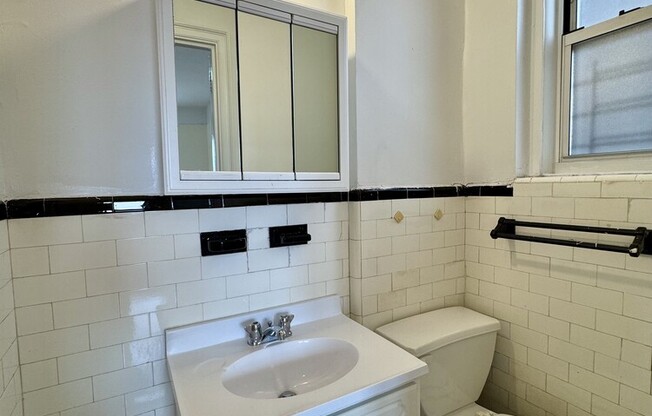 156 8 RIVERSIDE DR W