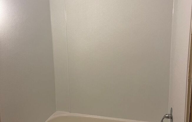 2 beds, 1 bath, 700 sqft, $1,100, Unit 9