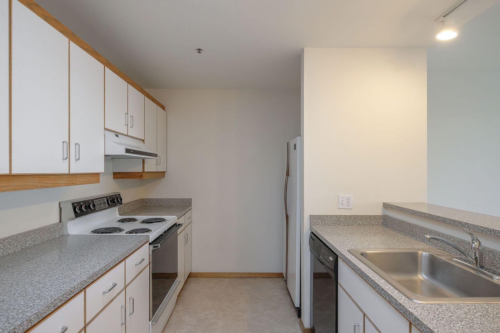Beautiful Top-Level Condo with Sprawling Views of the Willamette River!