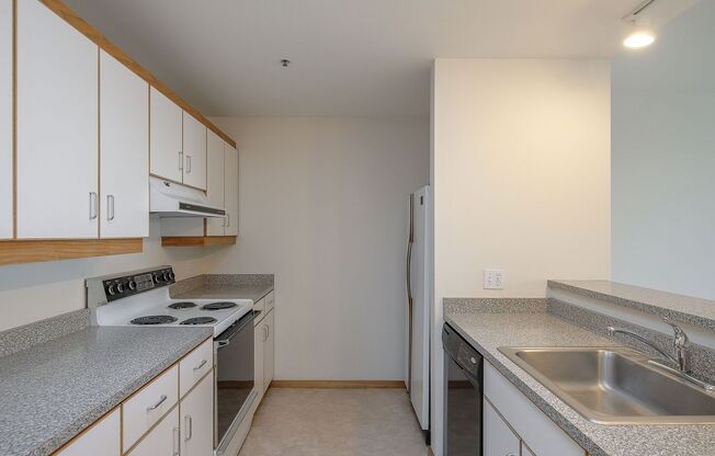 Beautiful Top-Level Condo with Sprawling Views of the Willamette River!