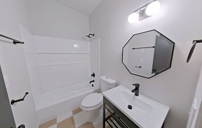 2 beds, 1 bath, 647 sqft, $1,660, Unit 33B