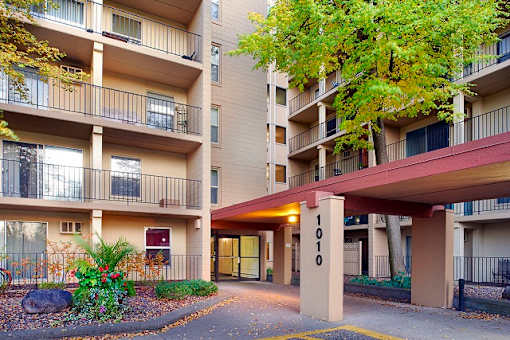 Courtyard View at Knollwood Towers West Apartments, Hopkins
