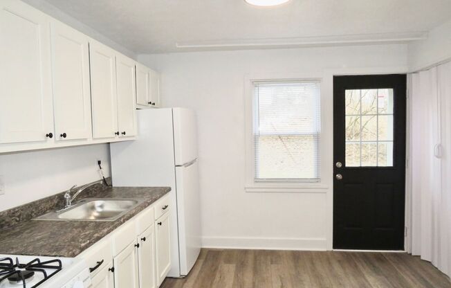 Charming 3-bedroom, 1-bathroom Townhouse in Midland, PA!