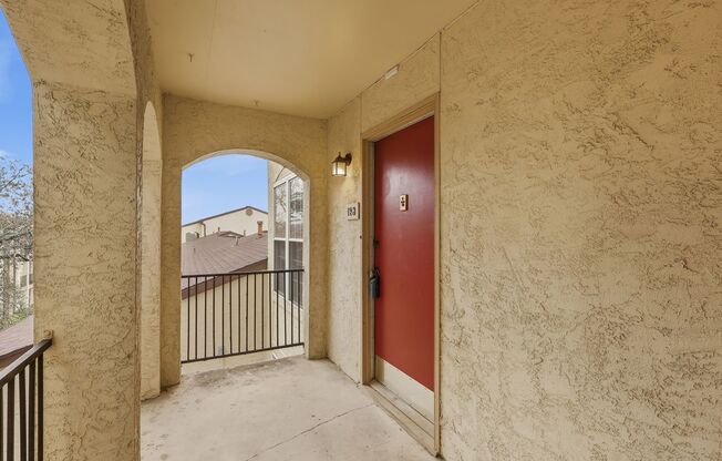 Charming 3rd-floor 2-bed condo
