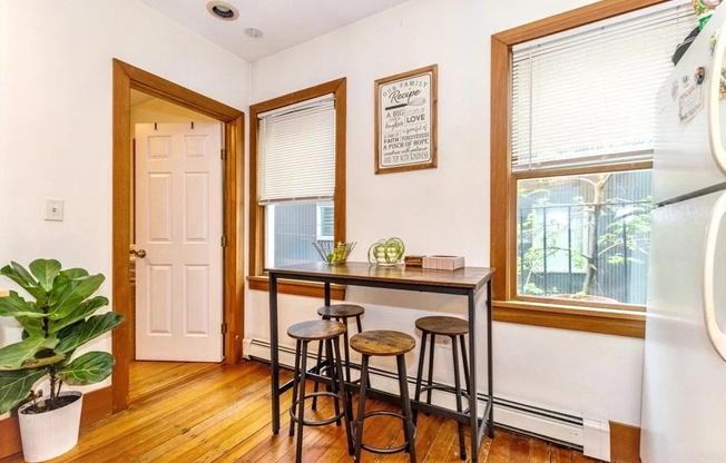 2 beds, 1 bath, 700 sqft, $2,600, Unit 2