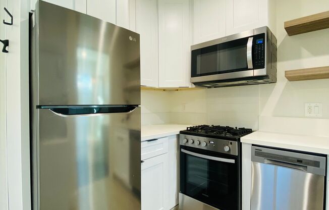 Stylish Santa Monica studio with w/d in unit, and private rear yard.
