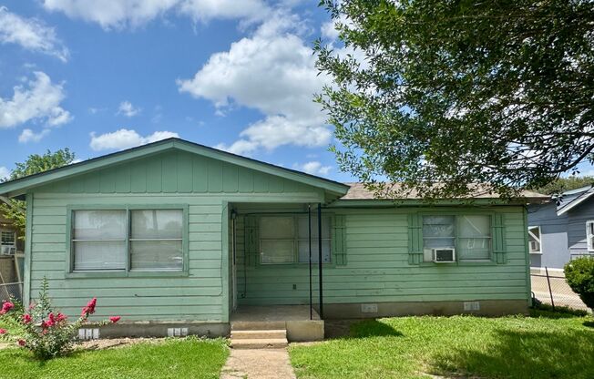 Cute 3/1 Home Available for Immediate Move In!