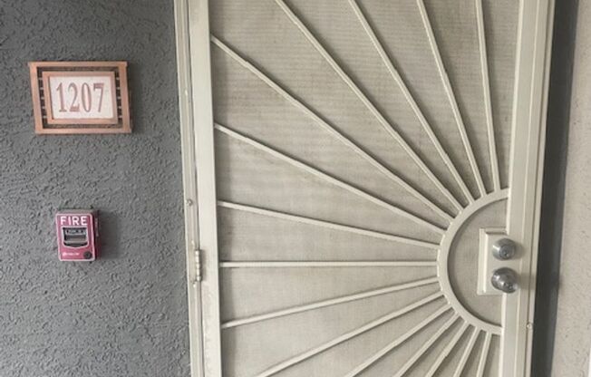 GREAT DOWNSTAIRS UNITIN GATED COMMUNITY LOCATED NEAR STRIP!!! A MUST SEE!!!