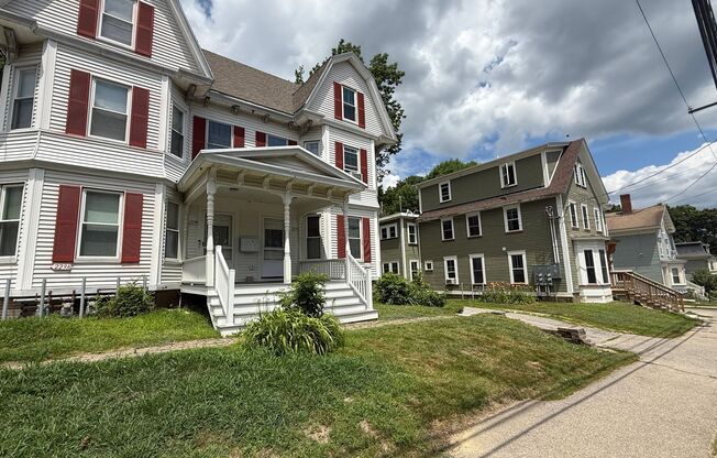 Spacious Sunny 2 BR-Walk to Downtown-Laundry-Bonus Room