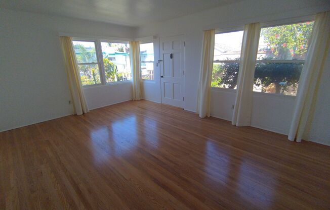 2 Bedroom 1 Bath with Breathtaking Ocean View! South Ocean Beach.