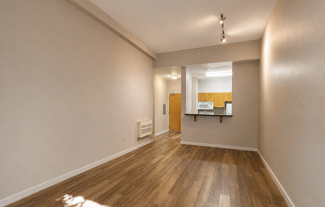 Updated Beautiful 2 Bedroom Condo Overlooking Esther Short Park - 701 Columbia St #107