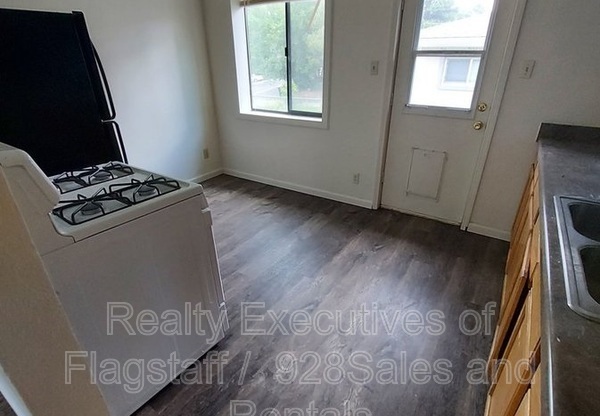 2 beds, 1 bath, 800 sqft, $1,600