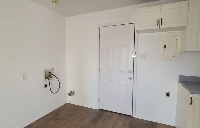 2 beds, 1 bath, 624 sqft, $850, Unit A