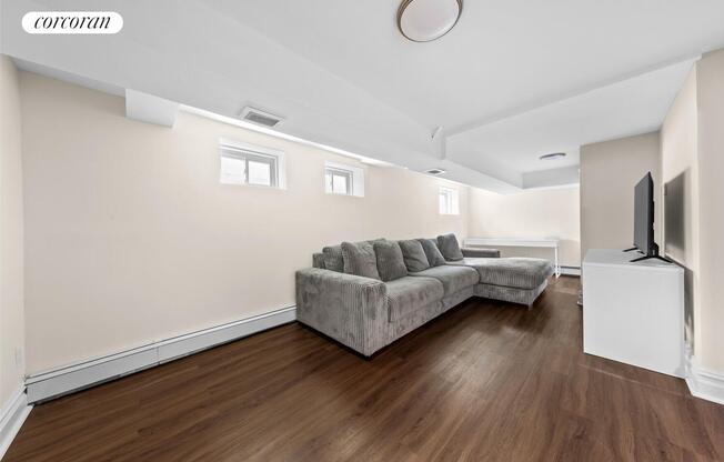 826 E 22 ST