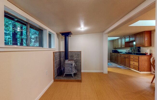 2 beds, 1 bath, $2,500