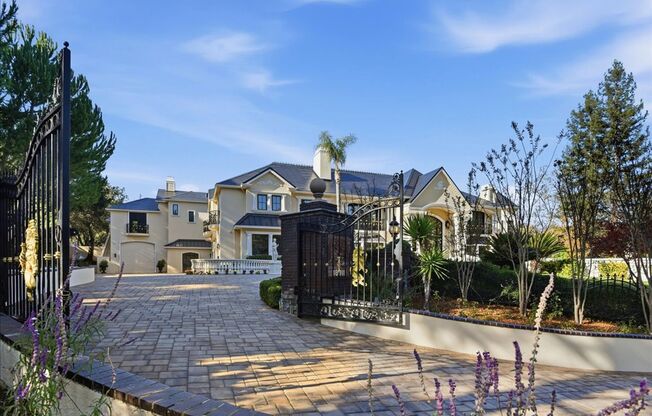 Luxury 10 Bedrooms, 9 Bathroom Estate for Lease in Los Gatos