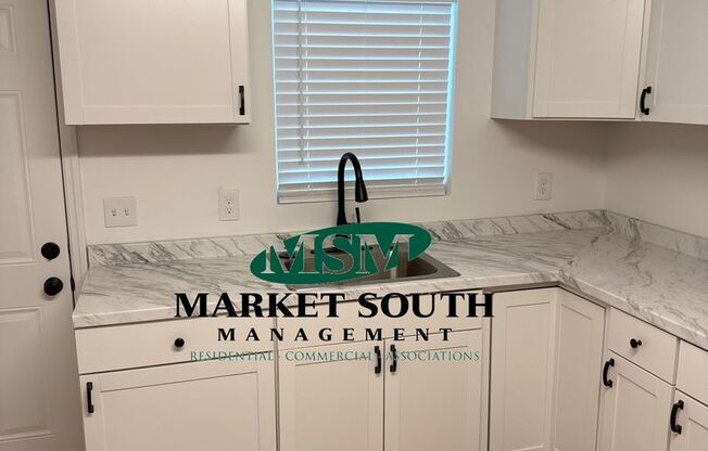Charming Renovated 2BR/1BA Cottage in West Savannah!