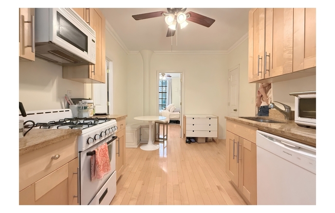 509 E 77 ST