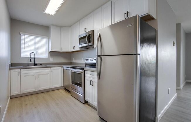 Newly renovated 1x1 in the heart of Pacific Beach! (a/c, w/d, & parking)