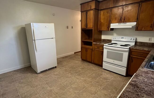 2 beds, 1 bath, 903 sqft, $1,140, Unit H-3
