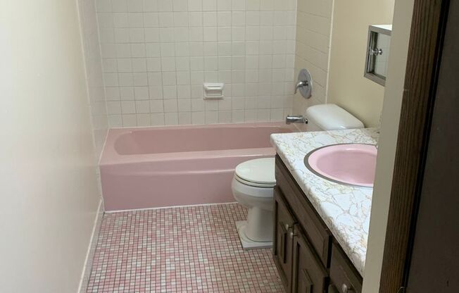 2 beds, 1 bath, 800 sqft, $999, Unit Custer-218