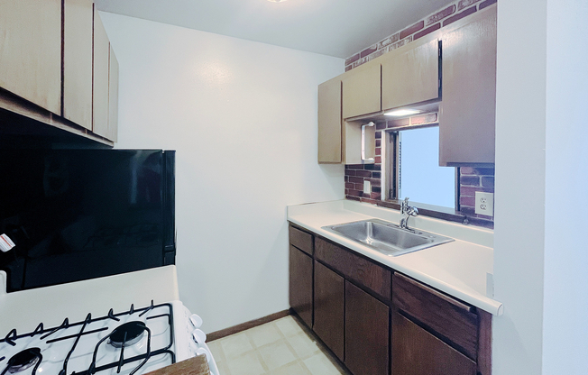 Classic 1 Bed / 1 Bath - 700 SF - Kitchen