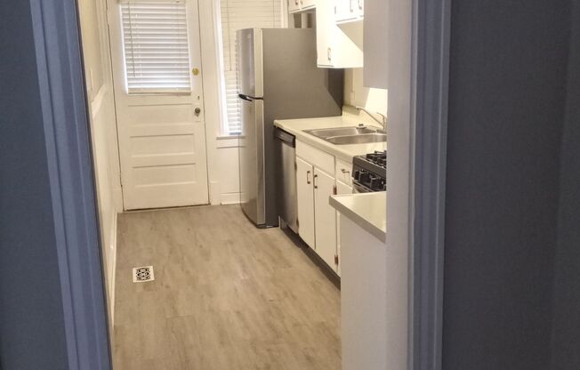 Beautiful 1B1B near Loose Park!!! Available NOW!!!