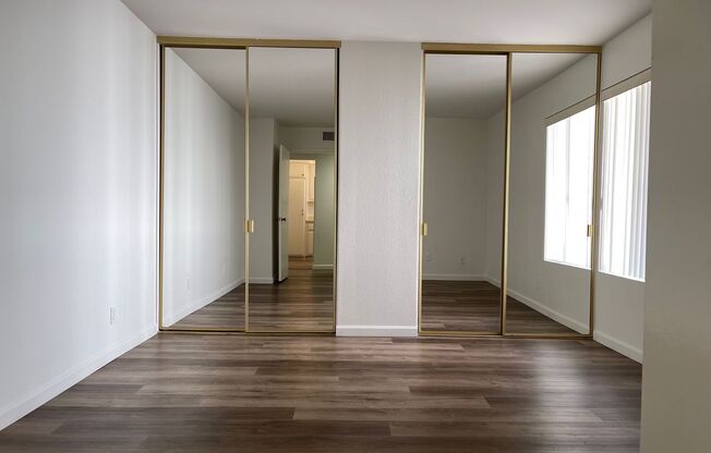 SHERMAN OAKS!!!: FANTASTIC 2 BEDROOM + 1 1/2 BATHROOM CONDO!
