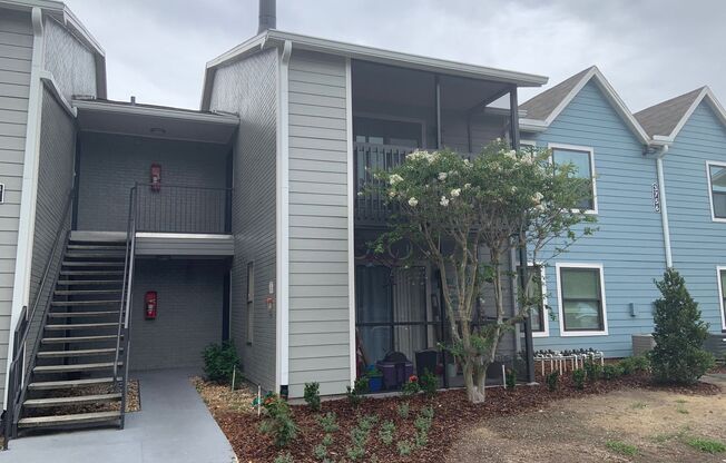 LIKE NEW!!!! Wonderful 2/1 Condo with Fireplace - Available NOW!