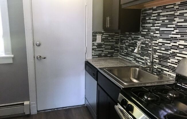 *** Squirrel Hill Apartment For Rent * Pet Friendly * Amazing Location * Renovated * Spacious * Available Now ***