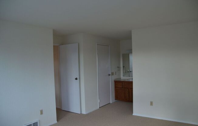 Beautiful and Bright Corner Lot Home in Everett!