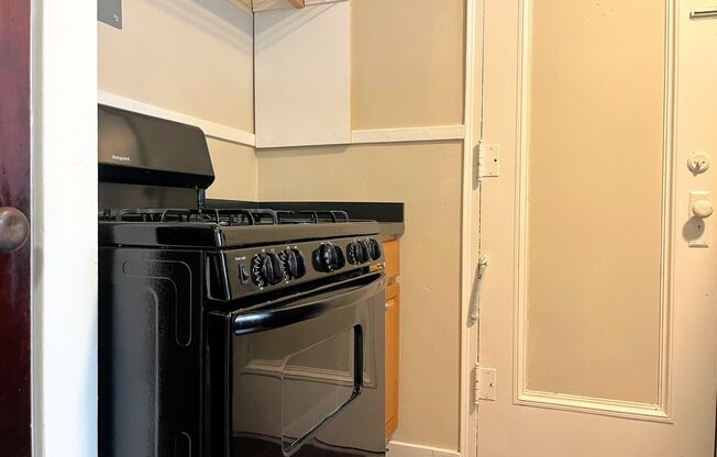 1 bed, 1 bath, $1,050, Unit 16D