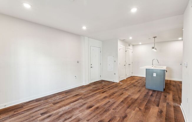 2 beds, 2 baths, 915 sqft, $2,300, Unit 416
