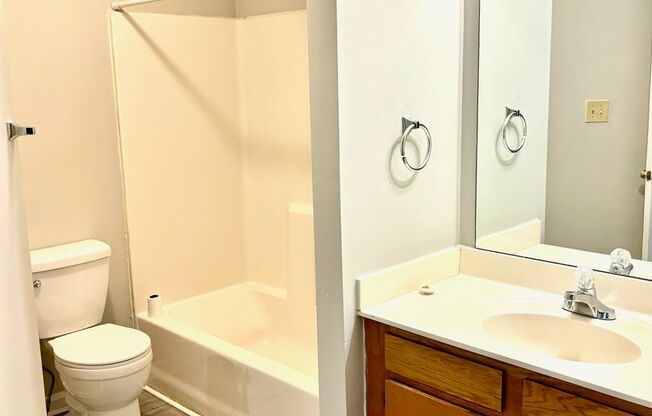 3 beds, 1 bath, 900 sqft, $850, Unit 526-204 Locher Alley