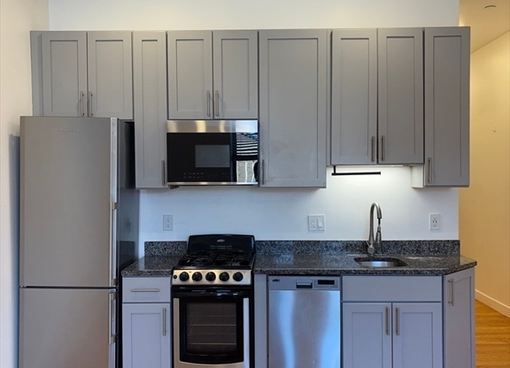 2 beds, 1 bath, $2,250, Unit 202