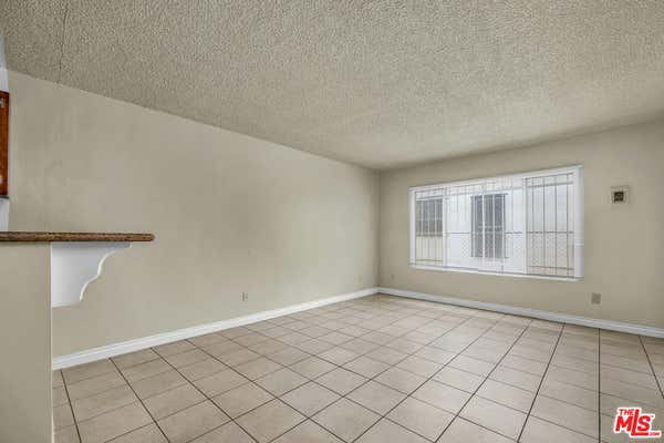 1095 W 39 ST