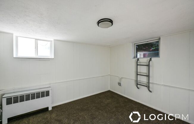 2 beds, 1 bath, $1,100