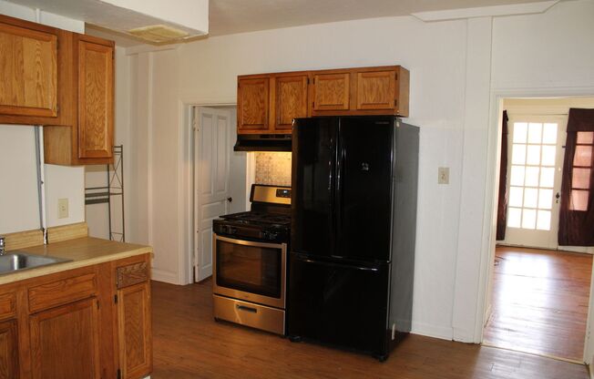 2 beds, 1 bath, $950, Unit Apt 1E