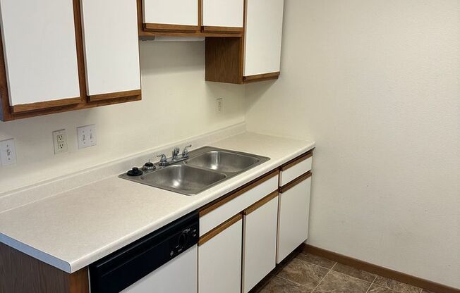 2 beds, 1 bath, 900 sqft, $795, Unit 210