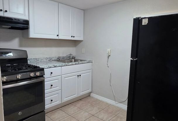 1 bed, 1 bath, $1,050, Unit 1214-5