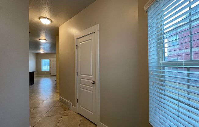Huge End-Unit Townhouse in Saratoga Springs!