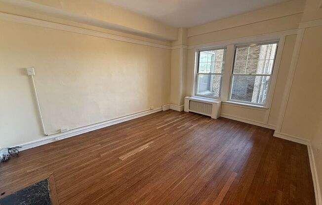 Studio, 1 bath, 295 sqft, $835, Unit Old King Edward 351