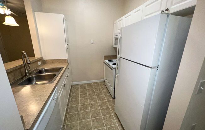 2 beds, 2 baths, 664 sqft, $1,295, Unit 33