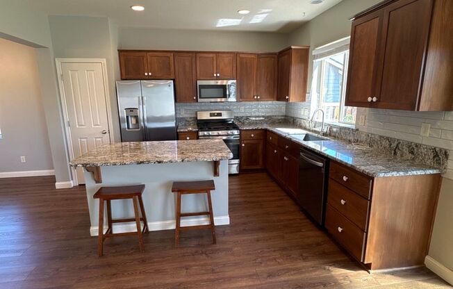 Beautiful 3 bedroom with bonus loft area in North Albany!