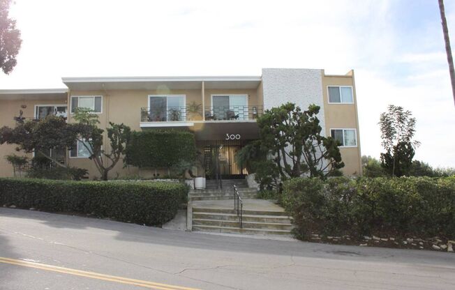 2 beds, 2 baths, $2,650, Unit 17