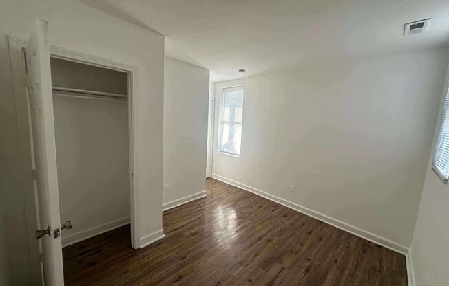 2 beds, 1 bath, $1,200, Unit Unit 2